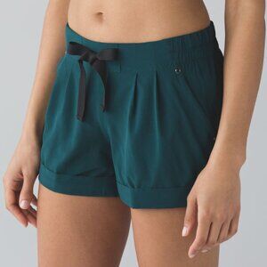 EUC.Lululemon Women's Spring Break Away Forest Green Short Sz 4